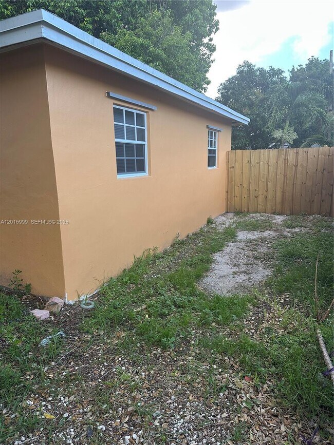 Building Photo - 4141 SW 32nd Dr