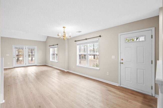 Building Photo - 571 Riverward Dr