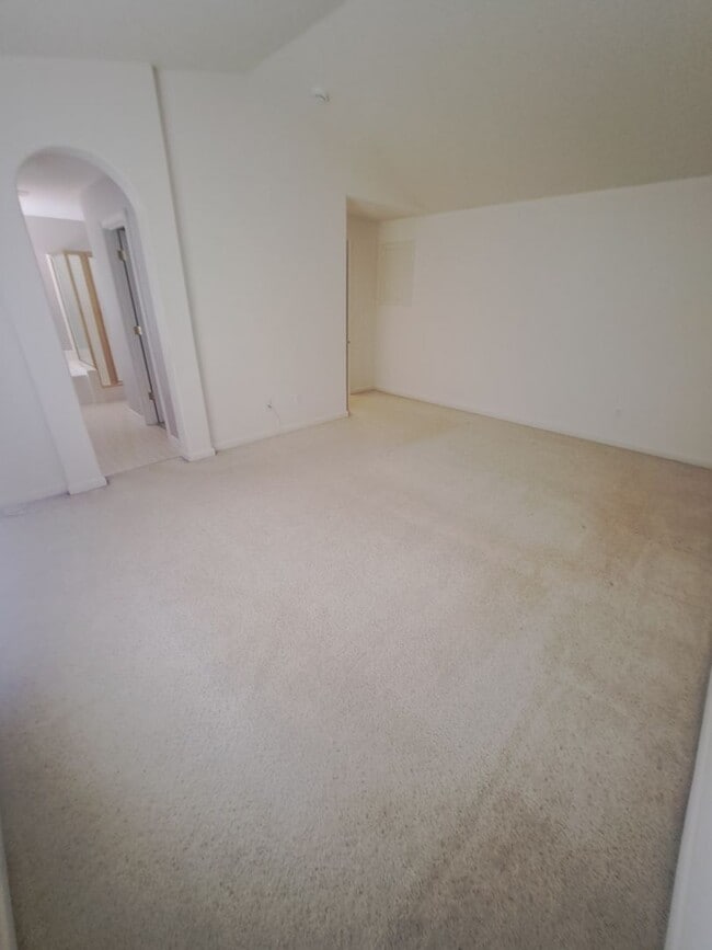 Building Photo - Beautiful setting 4 bedroom A/C Available Now