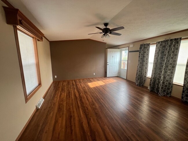 Building Photo - 3 Bed / 2 Bath Fully Fenced Yard in North ...