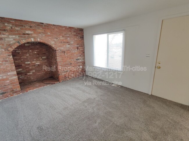 Building Photo - 729 S Fir St