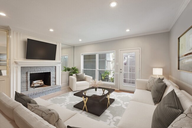 Building Photo - 2236 S Piney Point Rd