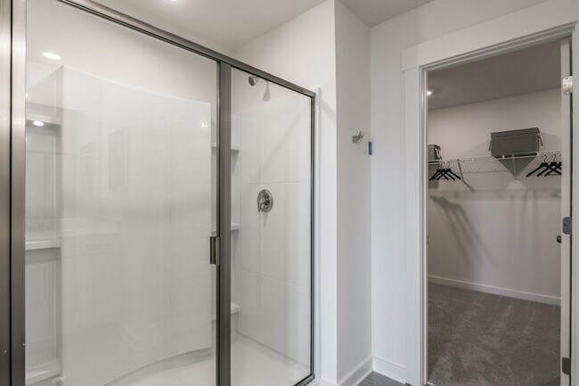 Building Photo - Modern Townhome