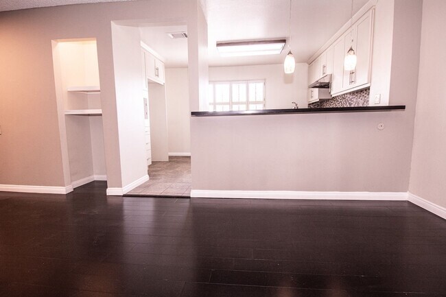 Building Photo - 848 W Huntington Dr