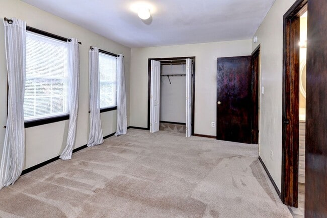 Building Photo - Lovely 2-Bedroom, 1.5-Bath End Unit Townho...