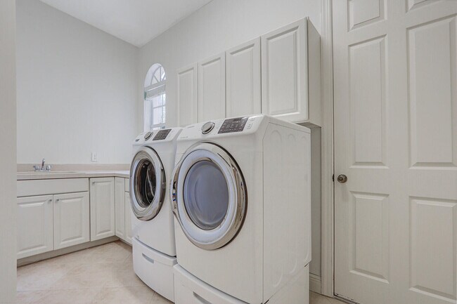 Building Photo - 9400 Briarcliff Trace