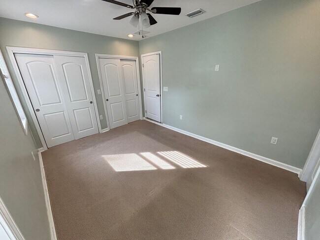 Building Photo - Renovated 3 Bed 2 Bath Home with Fenced in Yard. Screened in Porch. Tesla Charger. Minutes from J...