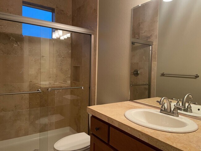 Building Photo - BEAUTIFUL LUXURY Style Townhouse with a gorgeous VIEW! Gated community in Camas! Top Rated Schools!