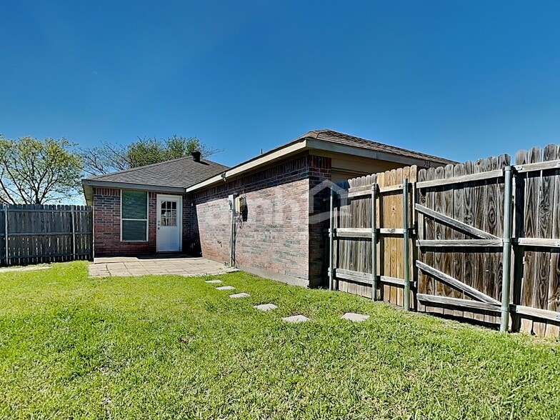 Building Photo - 702 Fleming St