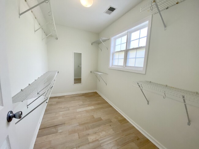 Building Photo - Charming, Spacious, Single Family Home in ...