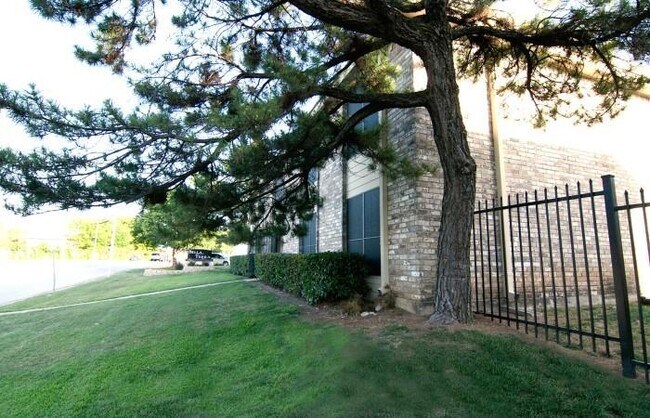 Building Photo - 1808 S Las Vegas Trail