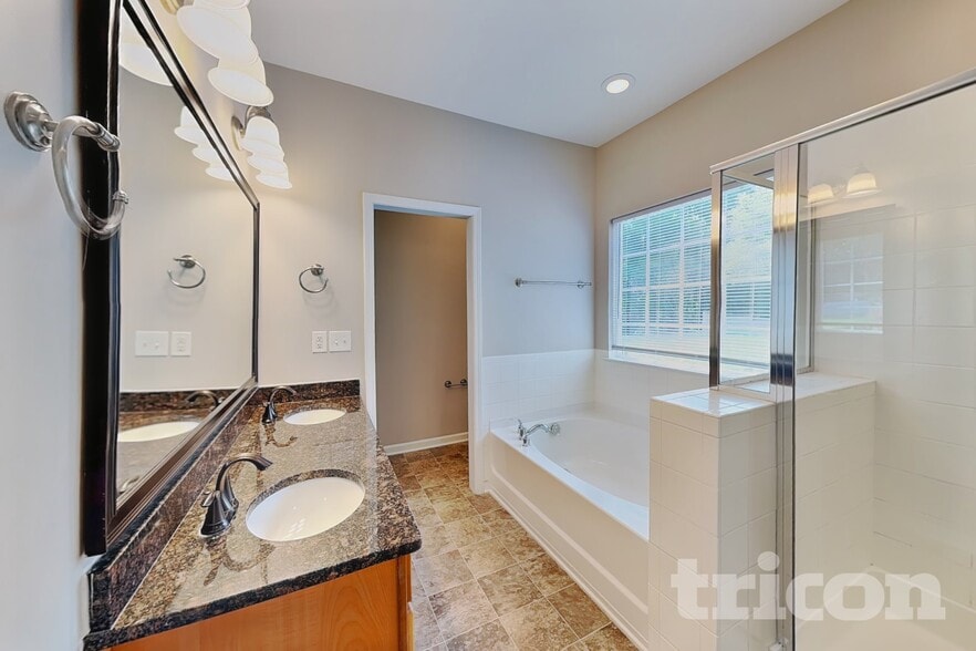 Building Photo - 15609 Carrington Ridge Dr