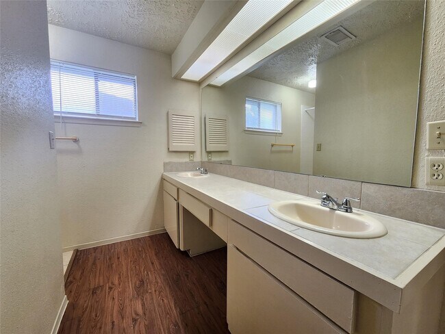 Building Photo - 21227 Park Mt Dr