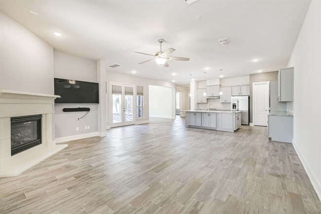 Building Photo - 210 Liatris Ct