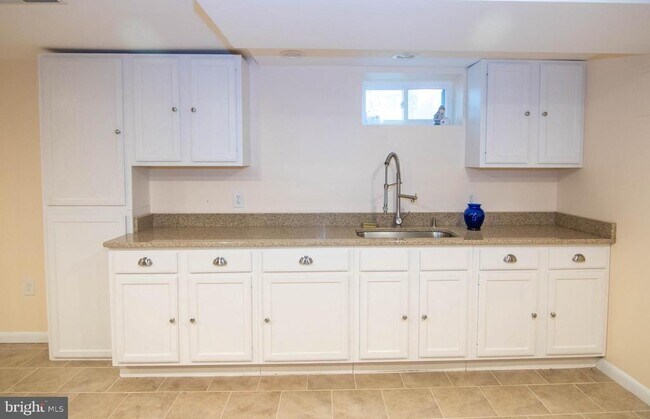 Building Photo - 2205 Parker Ave