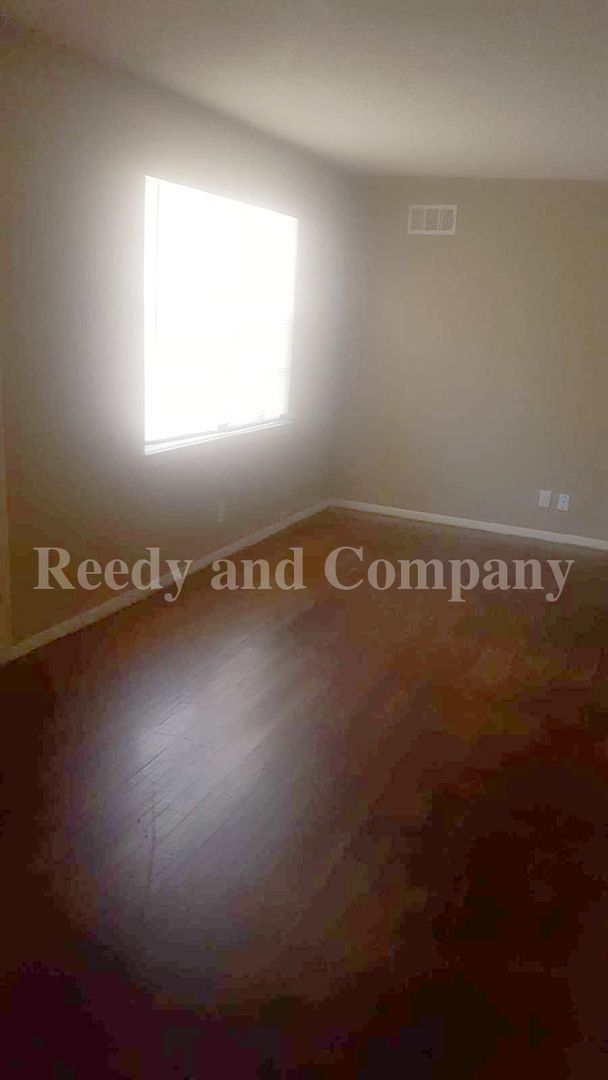 Building Photo - 1645 Kilarney Ave