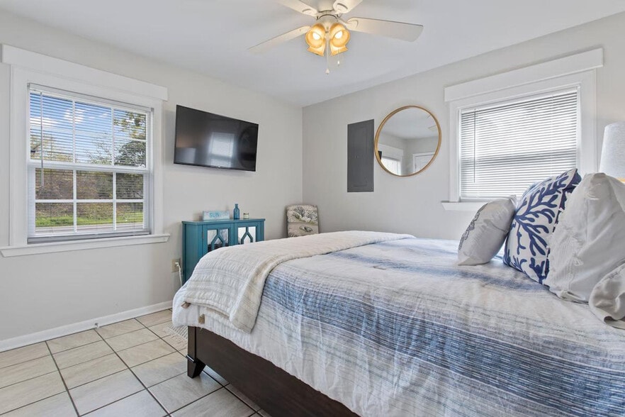 Building Photo - 805 Lewis Ave