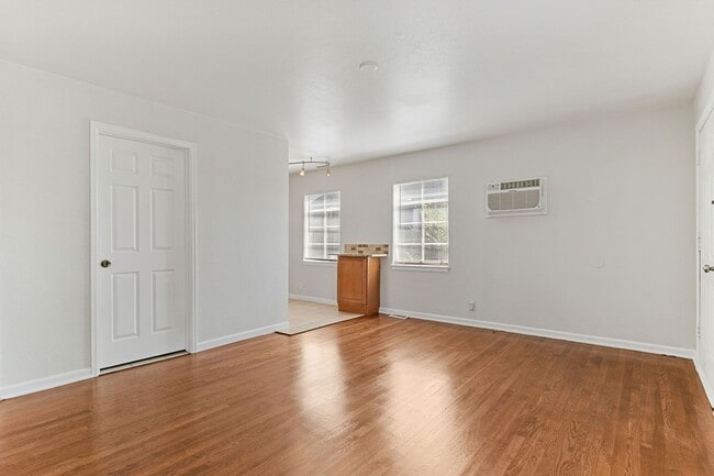 Building Photo - Newly Renovated 2 bed/1 bath home!!