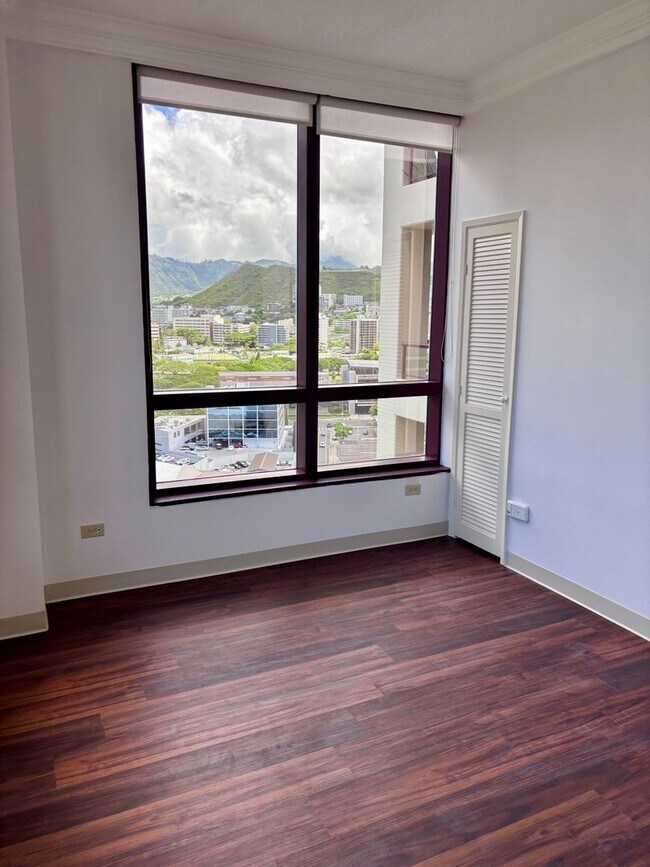 Building Photo - 725 Kapiolani Blvd