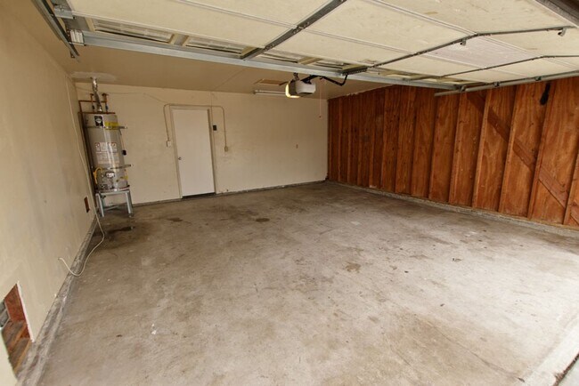 Building Photo - Beautiful 4BR/3 Full BA single family home with large yard