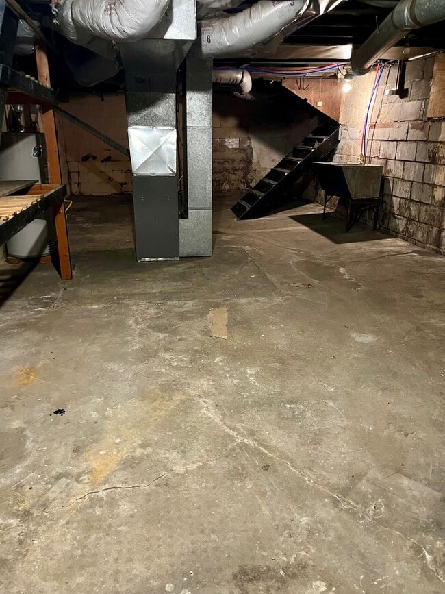 Building Photo - Two Bedroom Home
