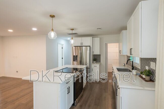 Building Photo - 83 Lucia Dr SE