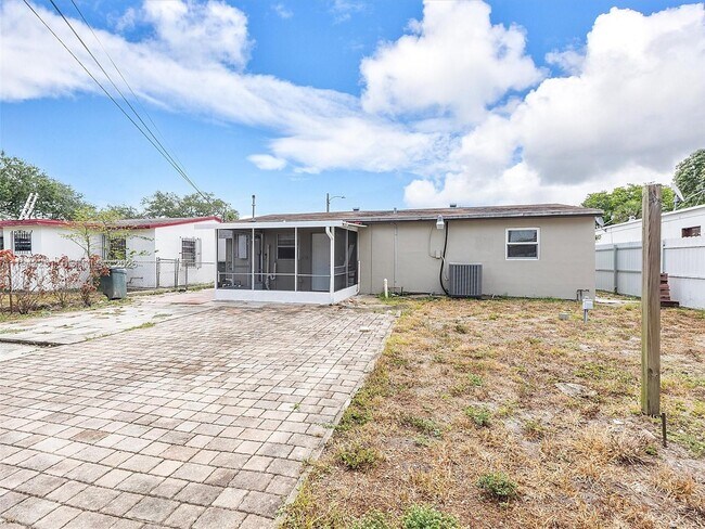 Building Photo - 1321 SW 33rd Terrace