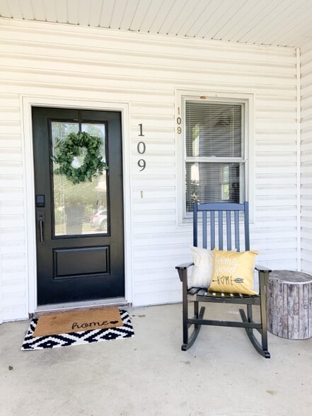 Primary Photo - 109 W Maple St