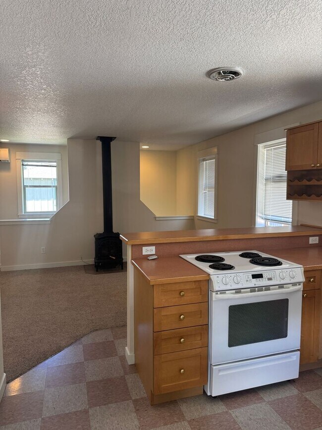 Building Photo - 437 NE Irving Ave