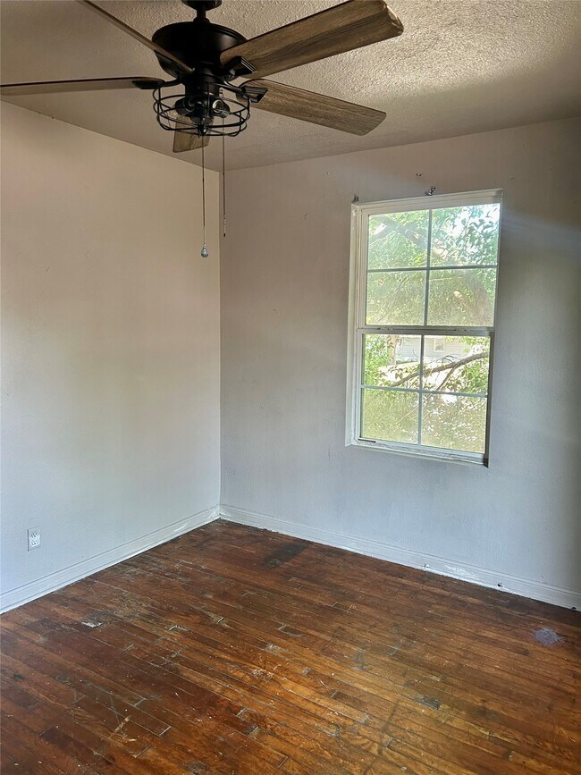 Building Photo - 605 E Hunnicutt St