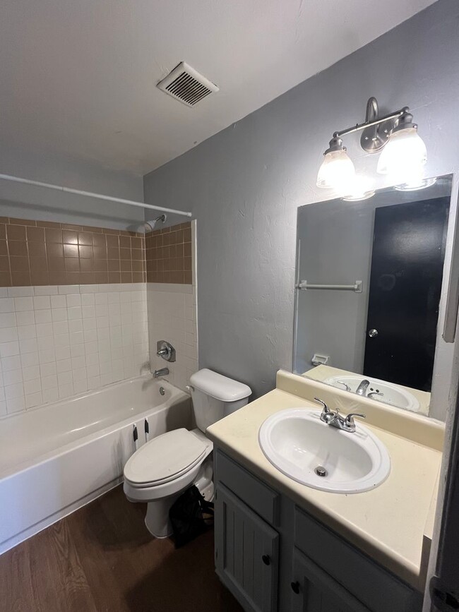 Building Photo - Spacious 2-bedroom 1 bathroom Move in ready!