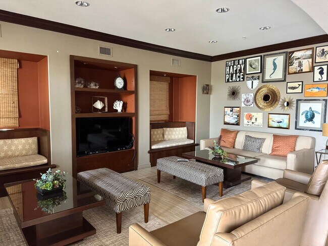 Building Photo - Gorgeous 3 Bed, 2 Bath Unit with Ocean Views