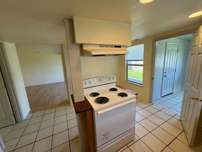 Building Photo - 1048/A/