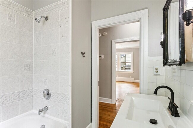 Building Photo - "Charming 3-Bedroom Retreat with 2 Full Baths in Hampton – Spacious 1494 Sq Ft Gem!"