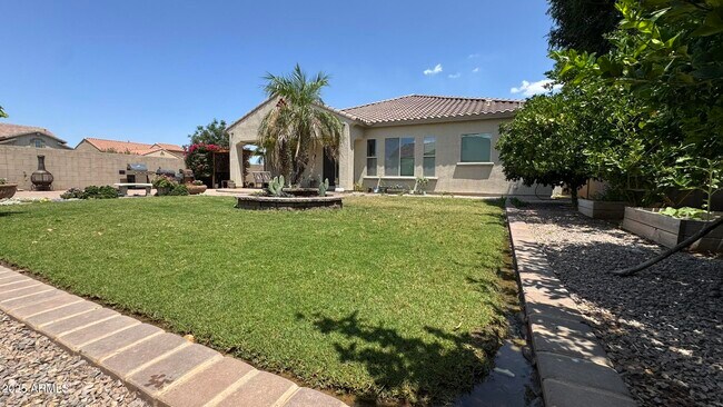 Building Photo - 2531 E Iris Dr