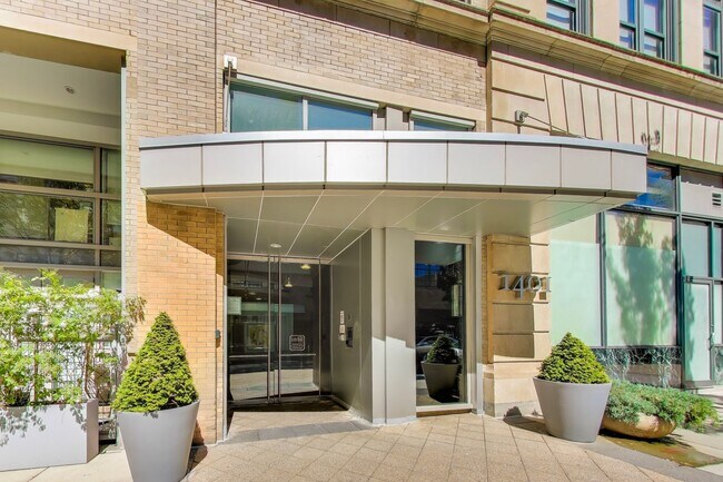 Building Photo - Amazing 2+2 in Logan Cirlce, NW DC