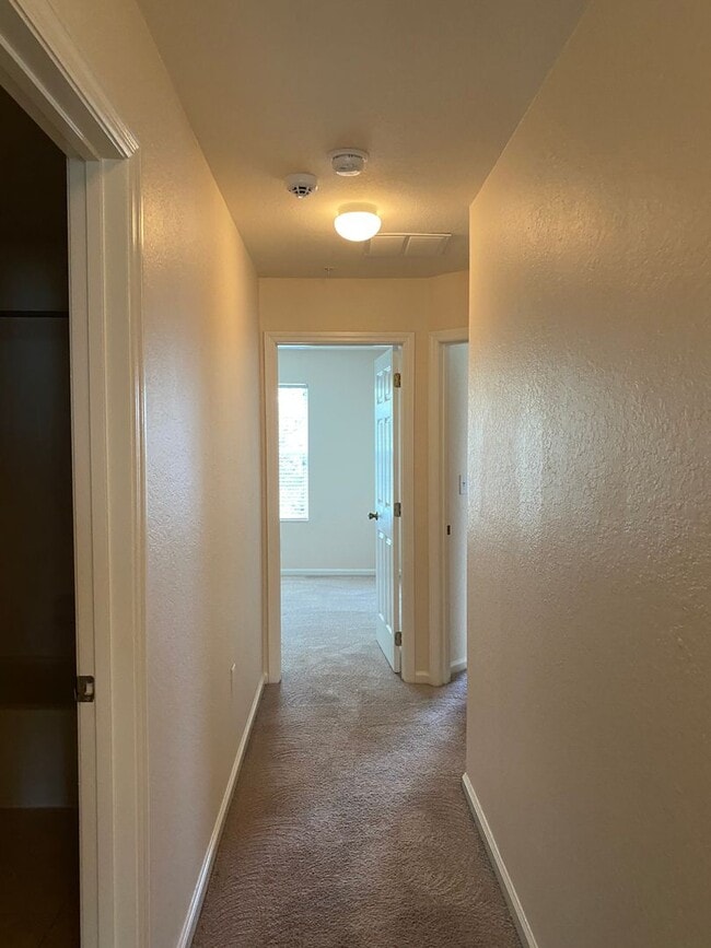 Building Photo - BEAUTIFUL 3 BEDFROOM, ,2.5 BATHROOMS TOWNH...