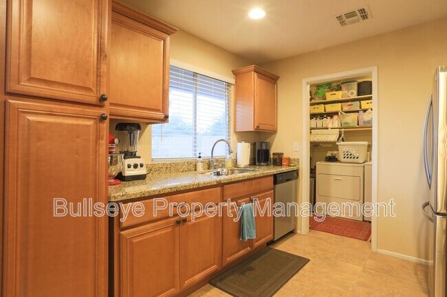 Building Photo - 2845 E Sierra St