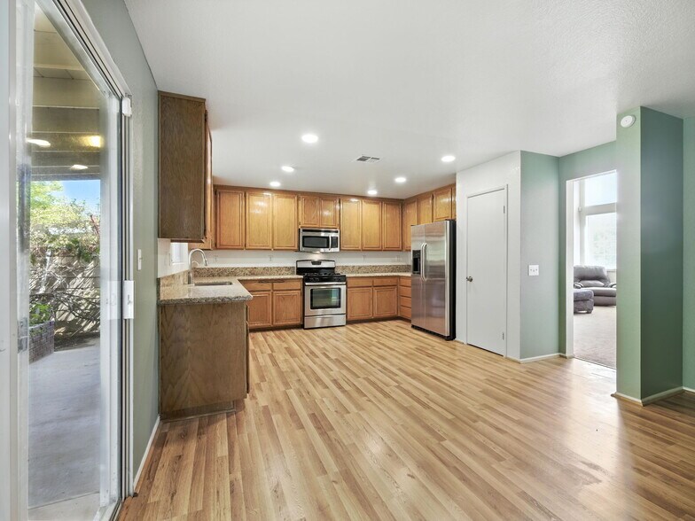 Building Photo - 44131 Sunmist Ct