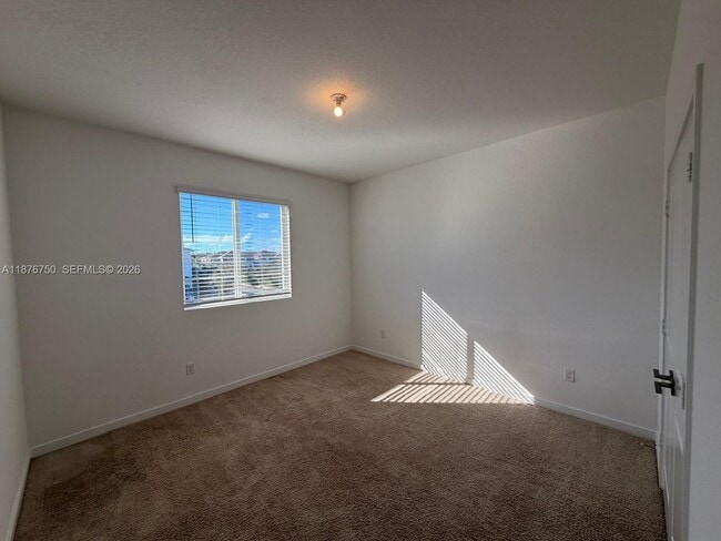 Building Photo - 871 SE 16th Ct