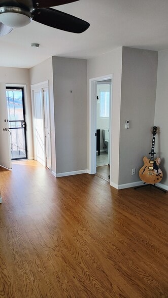 Living to entry - 4414 1/2 Kansas St