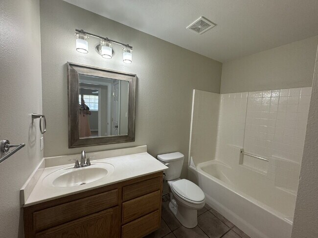 Building Photo - 3 bedroom 2 bath brick duplex in excellent...