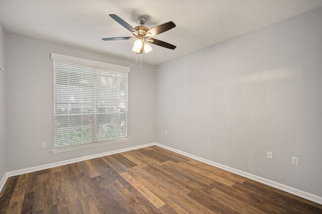 Building Photo - Renovated 2BR/2BA Condo With a Garage in I...