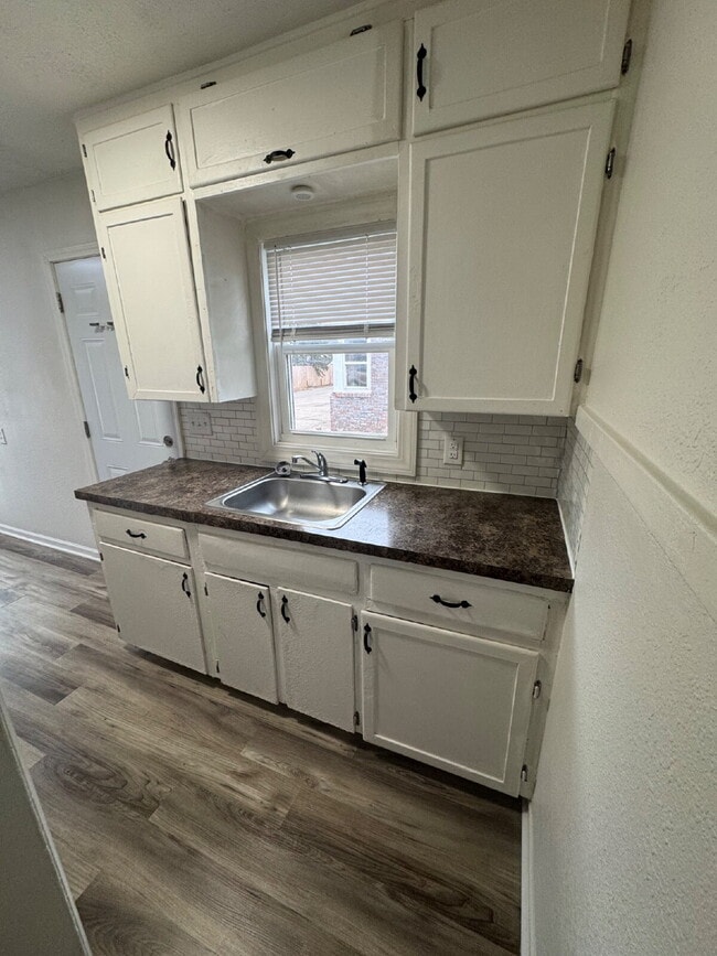 Building Photo - "Cozy 1-Bed Gem in Wichita – Perfect Balance of Comfort and Convenience!"