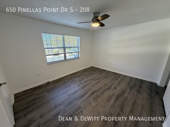 Building Photo - 650 Pinellas Point Dr S