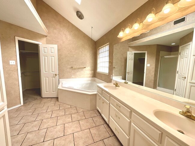 Building Photo - 209 Sooner St