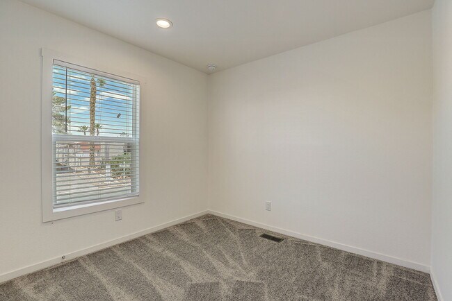 Building Photo - 6 Lapin St