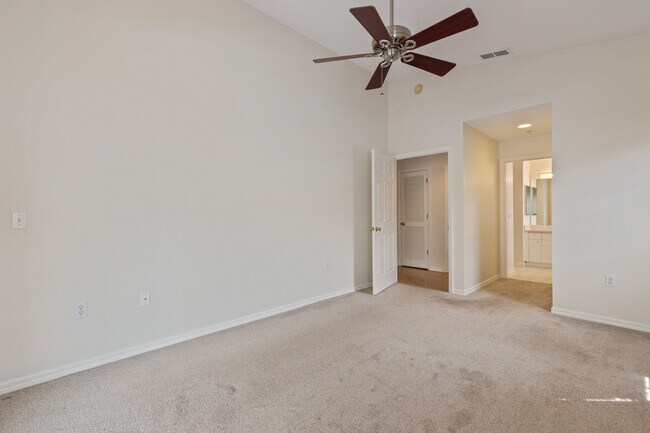 Building Photo - 4240 Central Sarasota Pky