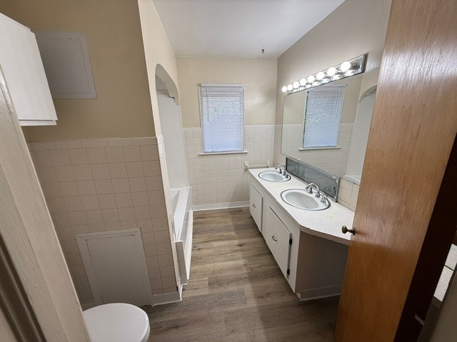 Full bath - 902 Coolidge Ave