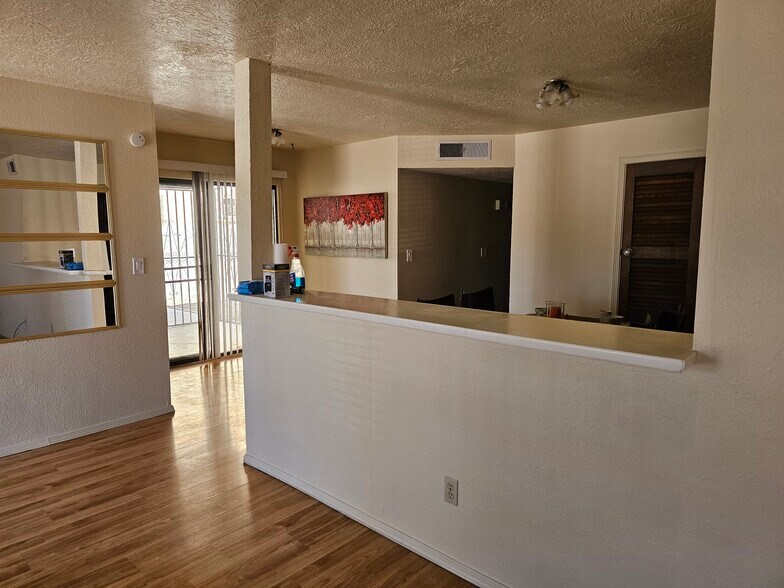 Breakfast bar/sliding doors to backyard - 1556 Common Dr